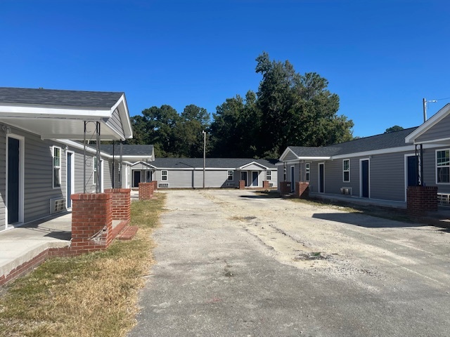 607 E Main St in Havelock, NC - Foto de edificio - Building Photo