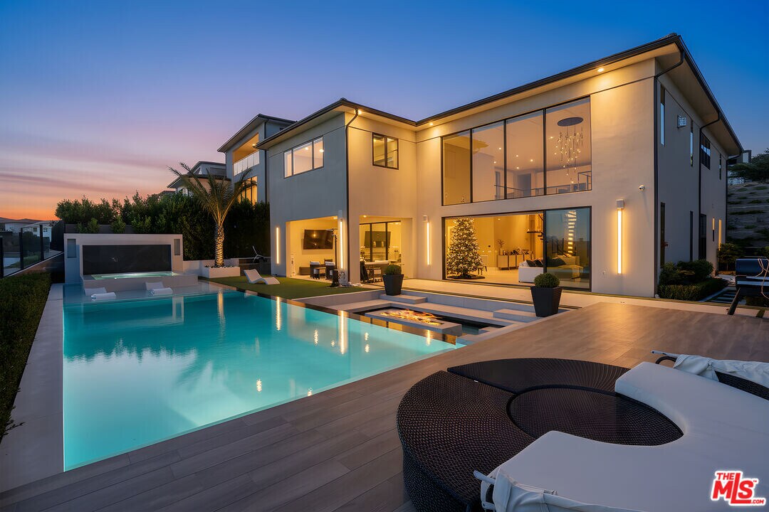 20306 Willoughby Ln in Los Angeles, CA - Building Photo