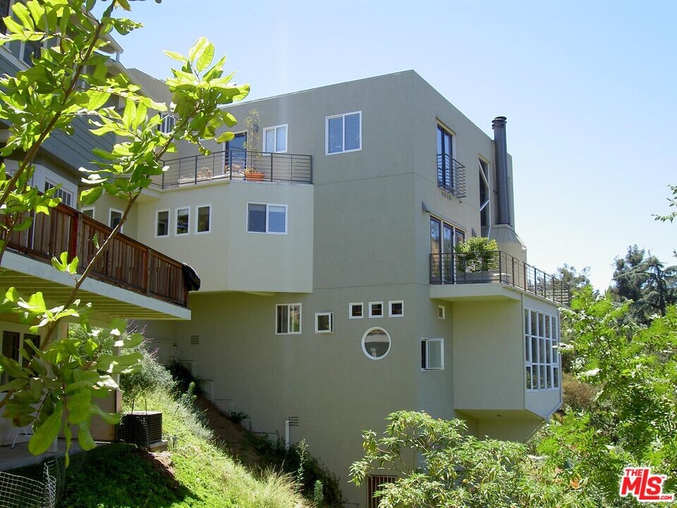 2185 Groveland Dr in Los Angeles, CA - Building Photo