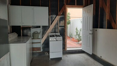 455 W Elk Ave, Unit A in Glendale, CA - Foto de edificio - Building Photo