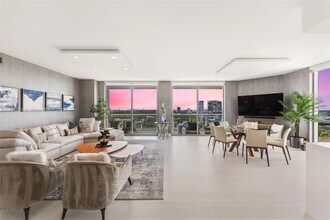 17111 Biscayne Blvd in North Miami Beach, FL - Building Photo - Building Photo