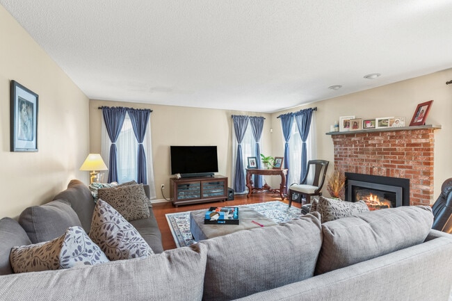 54 Jennifer Rd in Lowell, MA - Building Photo - Building Photo