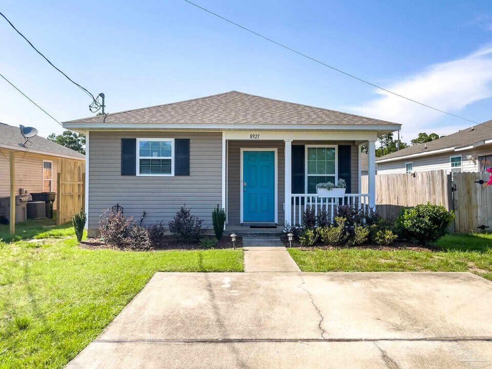 8921 Camshire Cir in Pensacola, FL - Building Photo