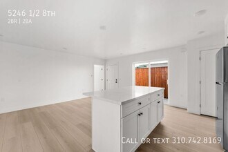 5246 W 8th St in Los Angeles, CA - Building Photo - Building Photo