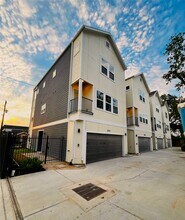 3802 Yale St in Houston, TX - Building Photo - Building Photo