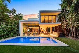 77 SW 18th Terrace in Miami, FL - Building Photo - Building Photo