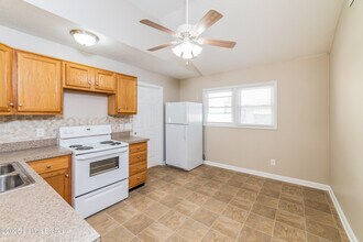 7111 Nathan Hale Way in Louisville, KY - Building Photo - Building Photo