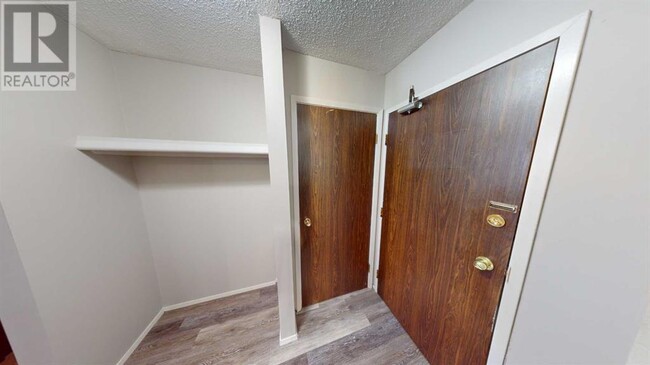 9656-9656 Hillcrest Dr in Grande Prairie, AB - Building Photo - Building Photo