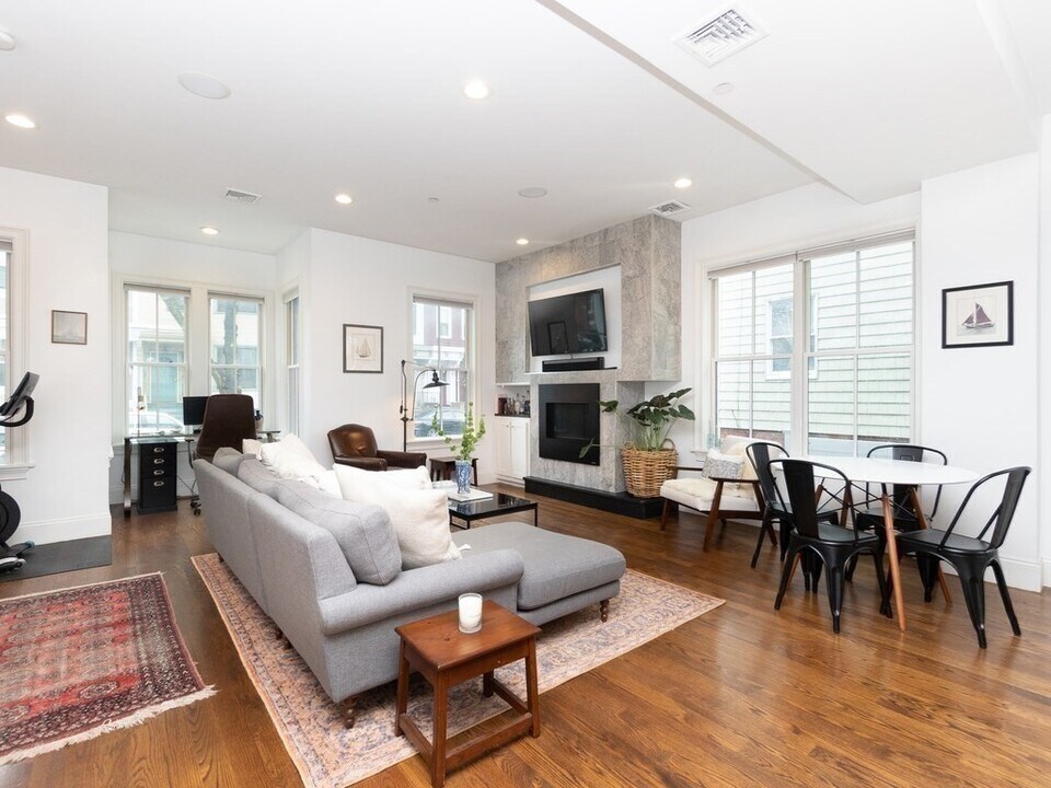585 E 7th St in Boston, MA - Building Photo
