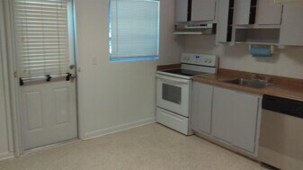 828 Prosperity Farms Rd in North Palm Beach, FL - Building Photo