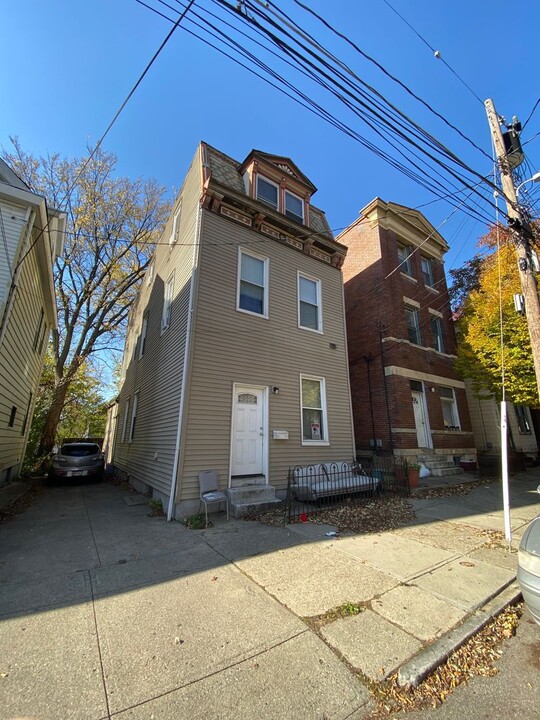 2209 Victor St in Cincinnati, OH - Foto de edificio