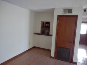 7912 Bles Ave, Unit D in Baton Rouge, LA - Foto de edificio - Building Photo