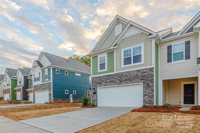 240 Harpers Run Ln in Matthews, NC - Building Photo - Building Photo