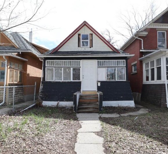 1945 St John St in Regina, SK - Building Photo