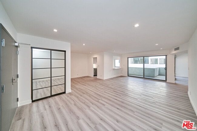 137 S Maple Dr in Beverly Hills, CA - Building Photo - Building Photo