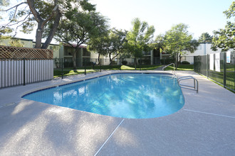 North Country Club Apartments in Mesa, AZ - Foto de edificio - Building Photo