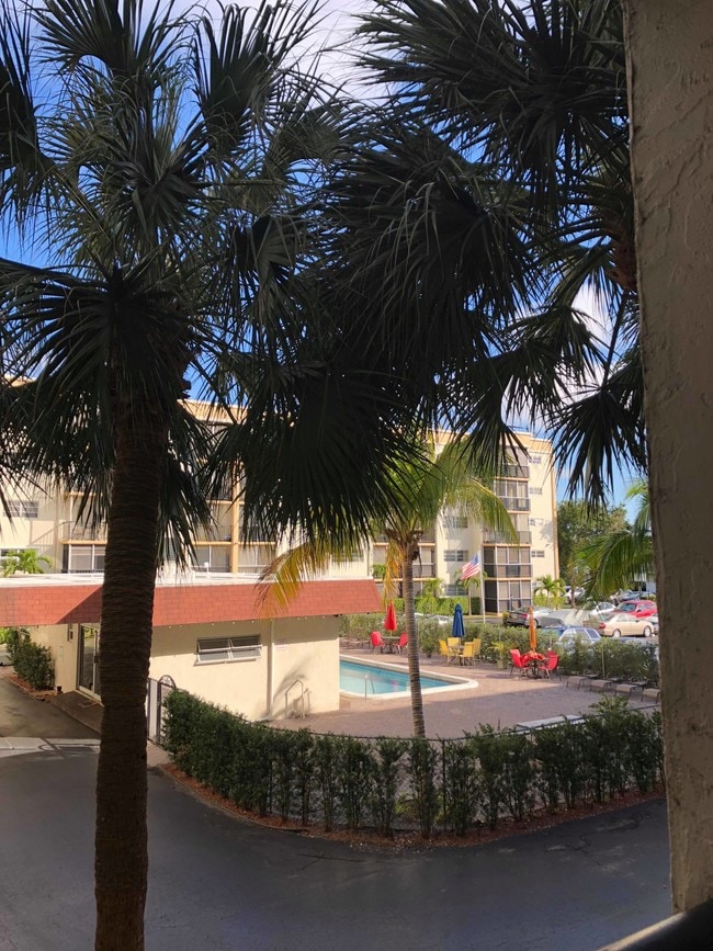 220 SW 10th Ave, Unit 209 in Hallandale Beach, FL - Building Photo - Building Photo