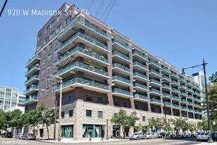 920 W Madison St in Chicago, IL - Building Photo