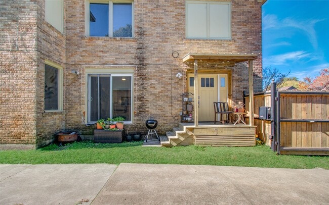 property at 1971 W Lamar St