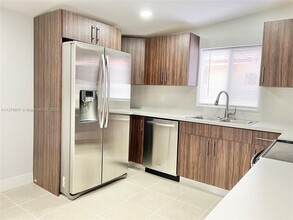 430 NW 51st Ave-Unit -Front in Miami, FL - Building Photo - Building Photo