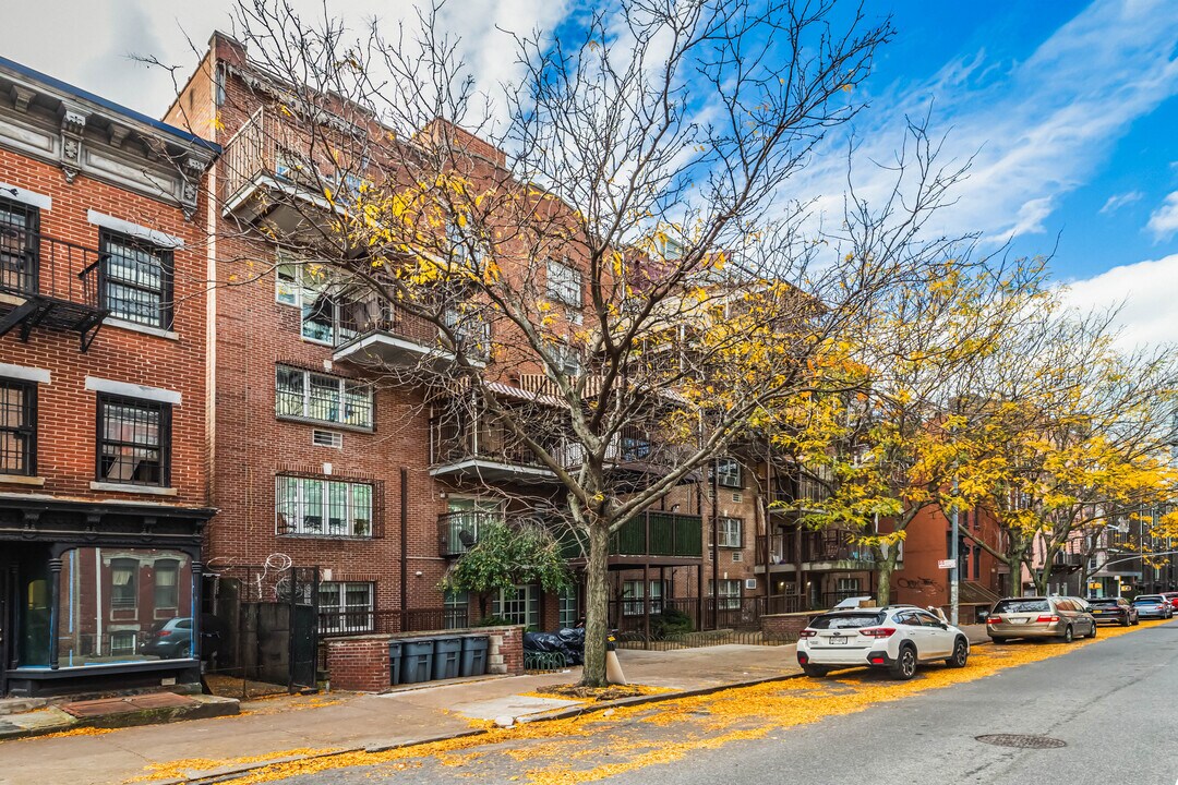 76 S 8th St in Brooklyn, NY - Foto de edificio