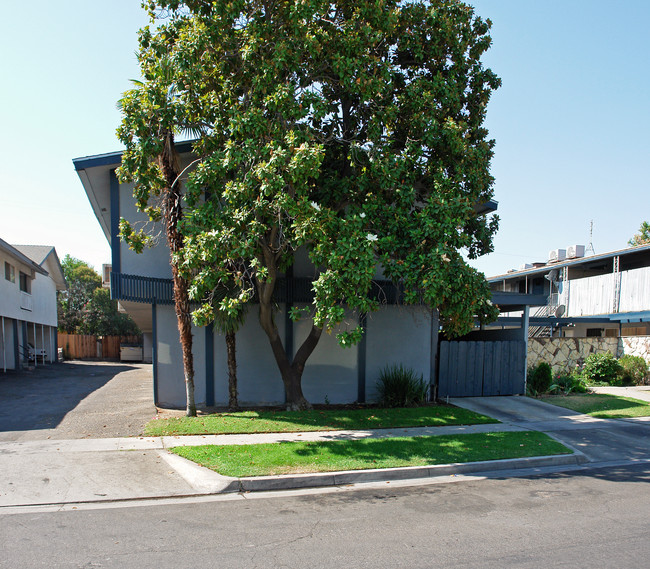 1203 W Simpson Ave in Fresno, CA - Foto de edificio - Building Photo