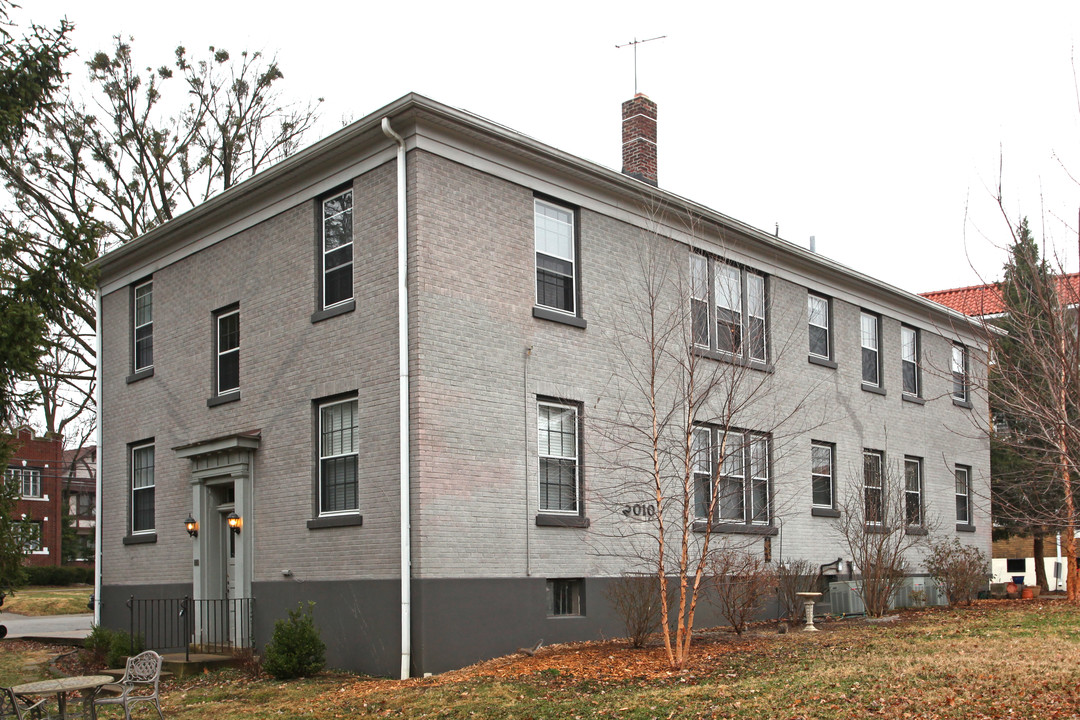 2010 Village Dr in Louisville, KY - Foto de edificio