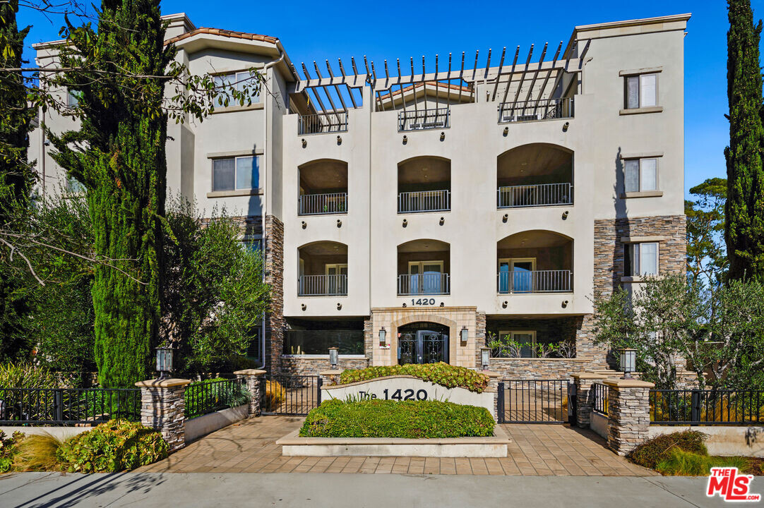 1420 S Bundy Dr in Los Angeles, CA - Foto de edificio