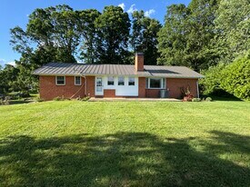31 Valley View Dr in Candler, NC - Building Photo
