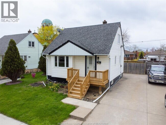 1951 Larkin Rd in Windsor, ON - Building Photo - Building Photo