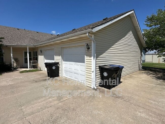 2128 Highridge Dr in Pleasant Hill, MO - Foto de edificio - Building Photo