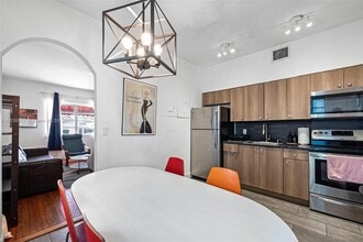 220 Beacom Blvd in Miami, FL - Building Photo - Building Photo