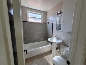 4660 Saratoga Ave in San Diego, CA - Building Photo - Building Photo