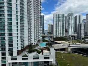 90 SW 3rd St, Unit PH-15 in Miami, FL - Building Photo - Building Photo