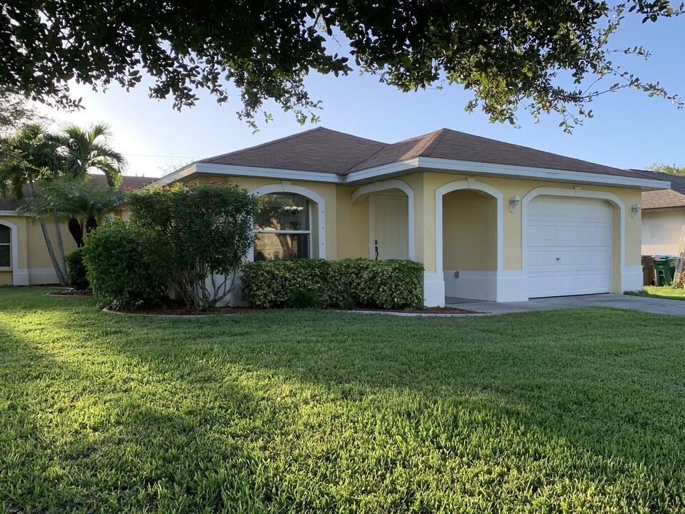 1240 SE 24th Ave in Cape Coral, FL - Building Photo