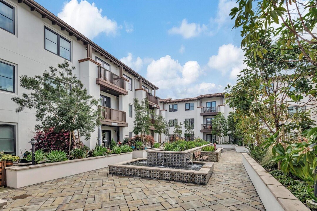 657 Walnut St in San Carlos, CA - Building Photo