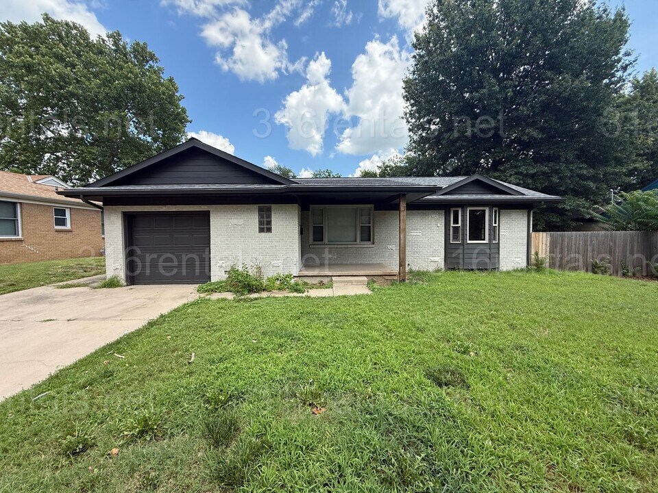 2326 S Fountain St in Wichita, KS - Building Photo