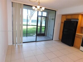 8015 SW 107th Ave in Miami, FL - Building Photo - Building Photo