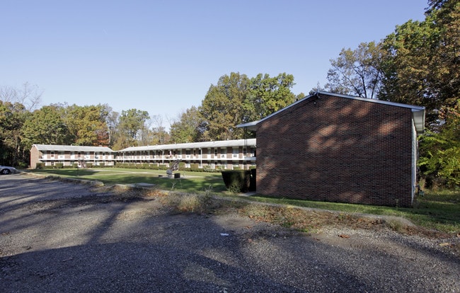 Lakeside Apartments in Akron, OH - Building Photo - Building Photo