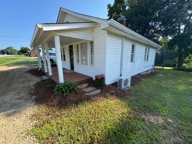 1878 Sparta Rd in North Wilkesboro, NC - Building Photo