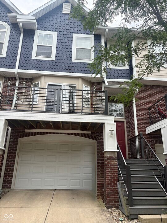 1467 Oakhill Dr in Greenwood, IN - Building Photo