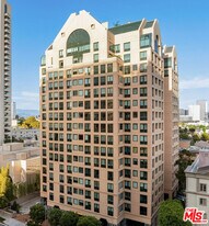 10520 Wilshire Blvd in Los Angeles, CA - Building Photo