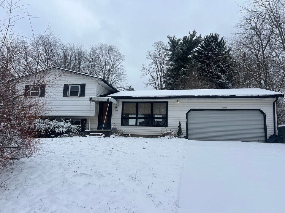 6880 Pinecrest St NE in Canton, OH - Building Photo
