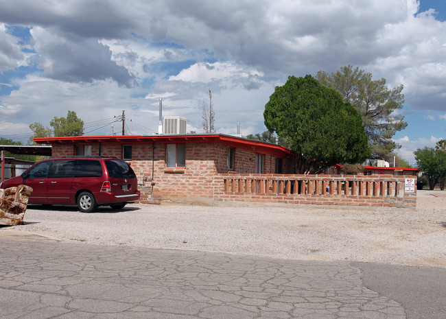 1220 N Roberts Way in Tucson, AZ - Building Photo - Building Photo