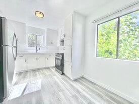 10860 Blix St in North Hollywood, CA - Building Photo