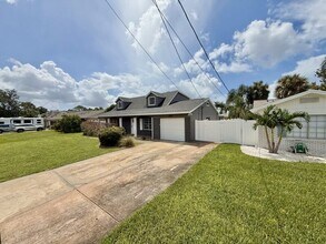 8718 Thornwood Ln in Tampa, FL - Building Photo - Building Photo