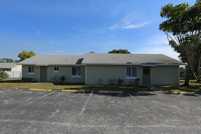 Newton Woods Apartments in West Palm Beach, FL - Building Photo - Building Photo