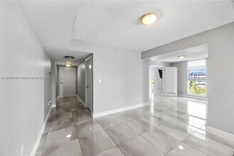 16590 NE 26th Ave, Unit 502 in North Miami Beach, FL - Foto de edificio - Building Photo