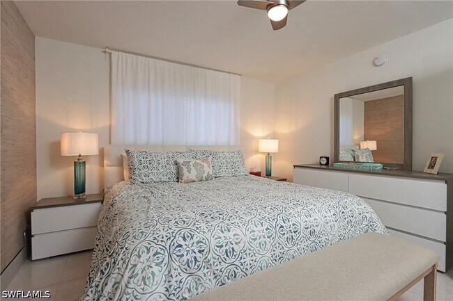 property at 2500 Gulf Shore Blvd N