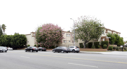 Victory Townhomes in Canoga Park, CA - Building Photo - Building Photo